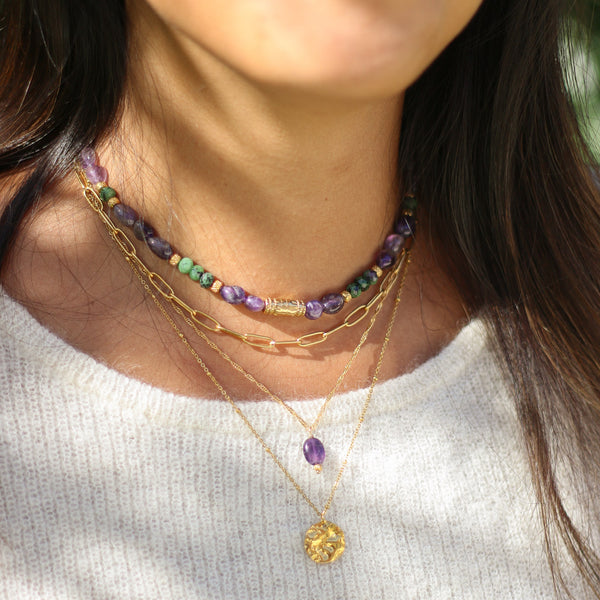collier scintillant dore pendentif améthyste gemme