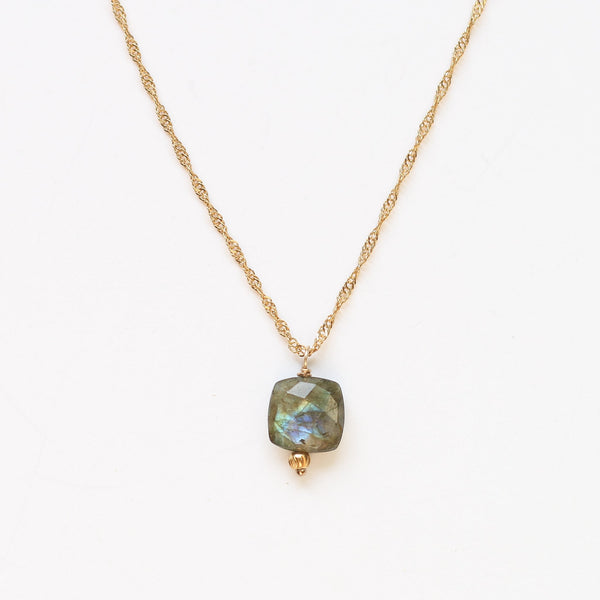 collier scintillant doré labradorite protection femme