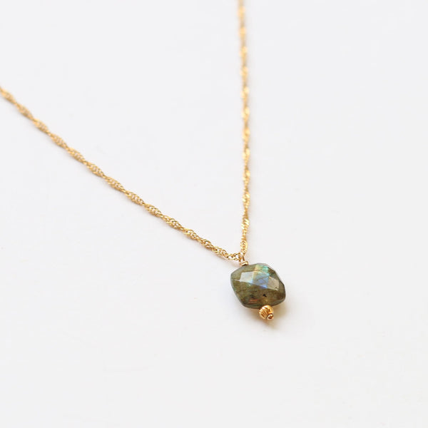 collier scintillant doré labradorite protection waterproof