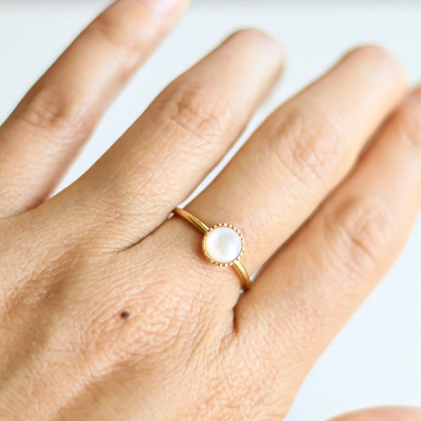 Bague créatrice Nacre plaqué or porté
