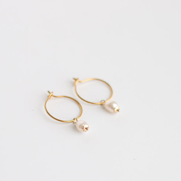 boucles d'oreilles anneau perle nacre détails