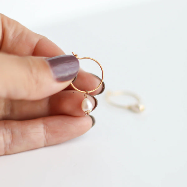 boucles d'oreilles anneau perle nacre créatrice