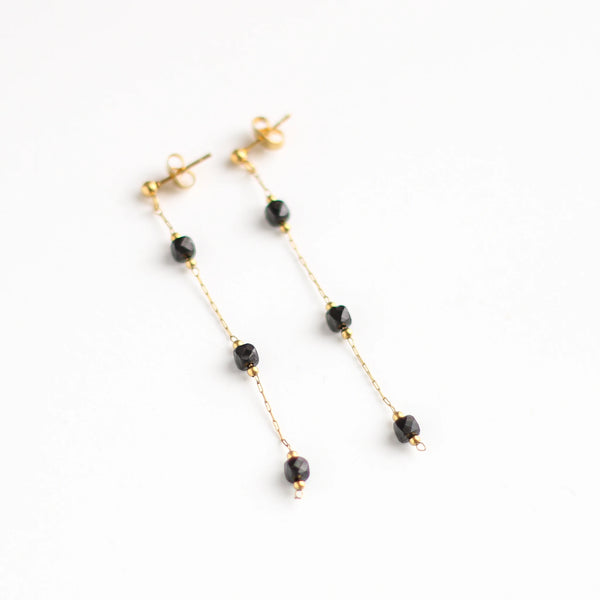 Boucles d'oreilles chaîne acier spinelle noire détails