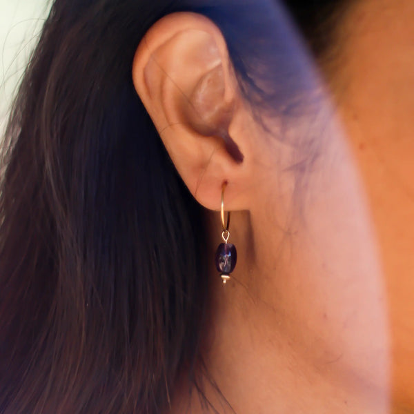 boucles d'oreilles anneau améthyste porté