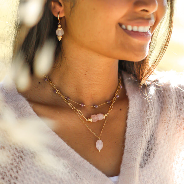 collier fin acier quartz rose porté