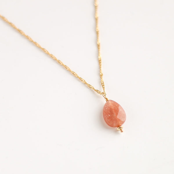 collier pierre de soleil doré détails