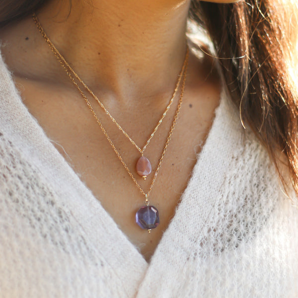 collier pierre de soleil doré porté