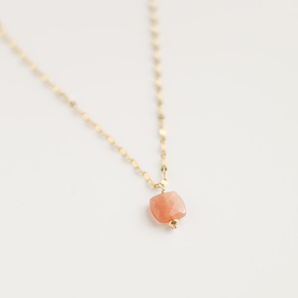 collier acier pierre de lune orangée détails