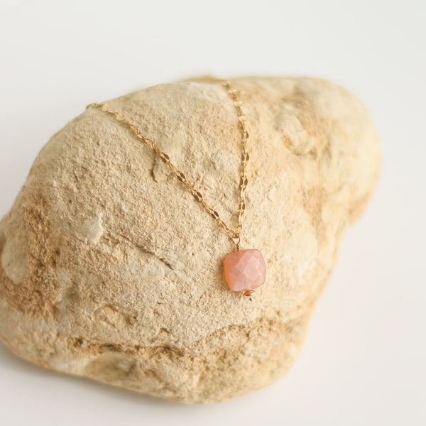 collier acier pierre de lune orangée doré