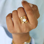 Bague vague martelée Nacre, vue rapprochée, bijou femme pierres naturelles Mahny.