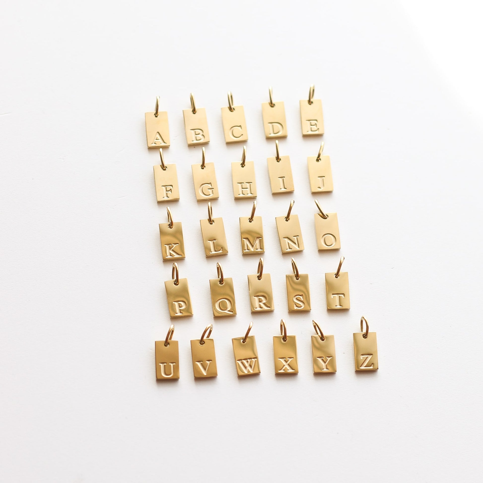 Pendentif charm’s Plaque lettre - Mahny Jewelry