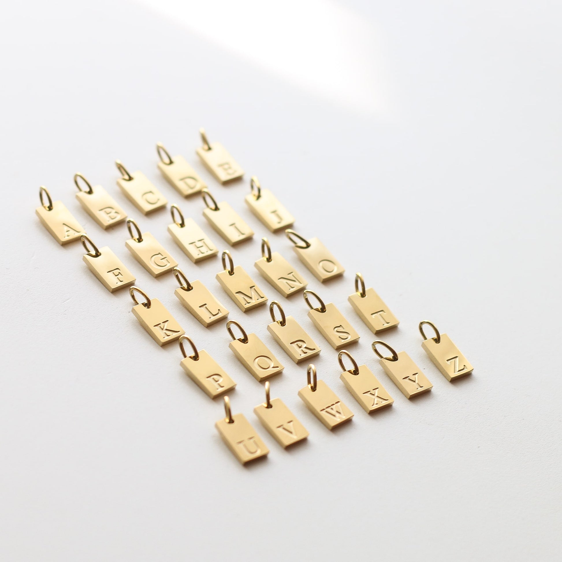 Pendentif charm’s Plaque lettre - Mahny Jewelry
