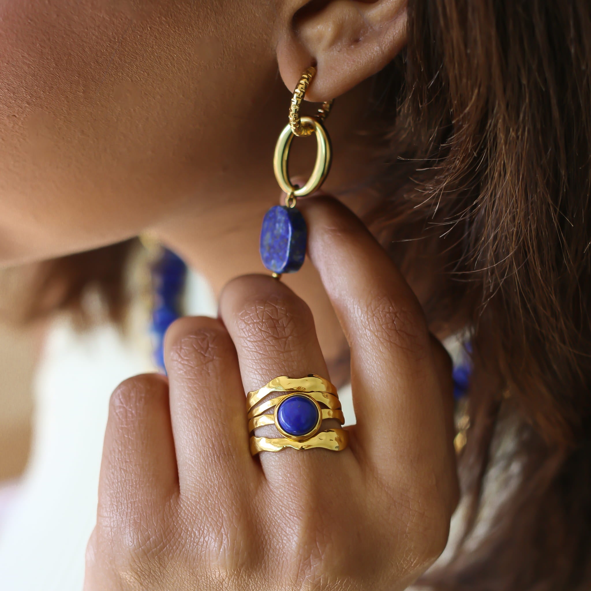 Bague vague martelée Lapis Lazuli, vue rapprochée, Mahny bijoux pierre fine.