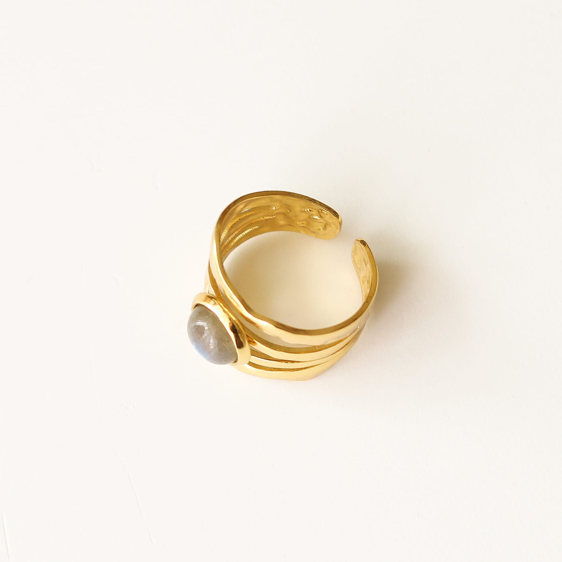 Bague vague martelée Labradorite, vue à plat, Mahny bijoux pierres naturelles.