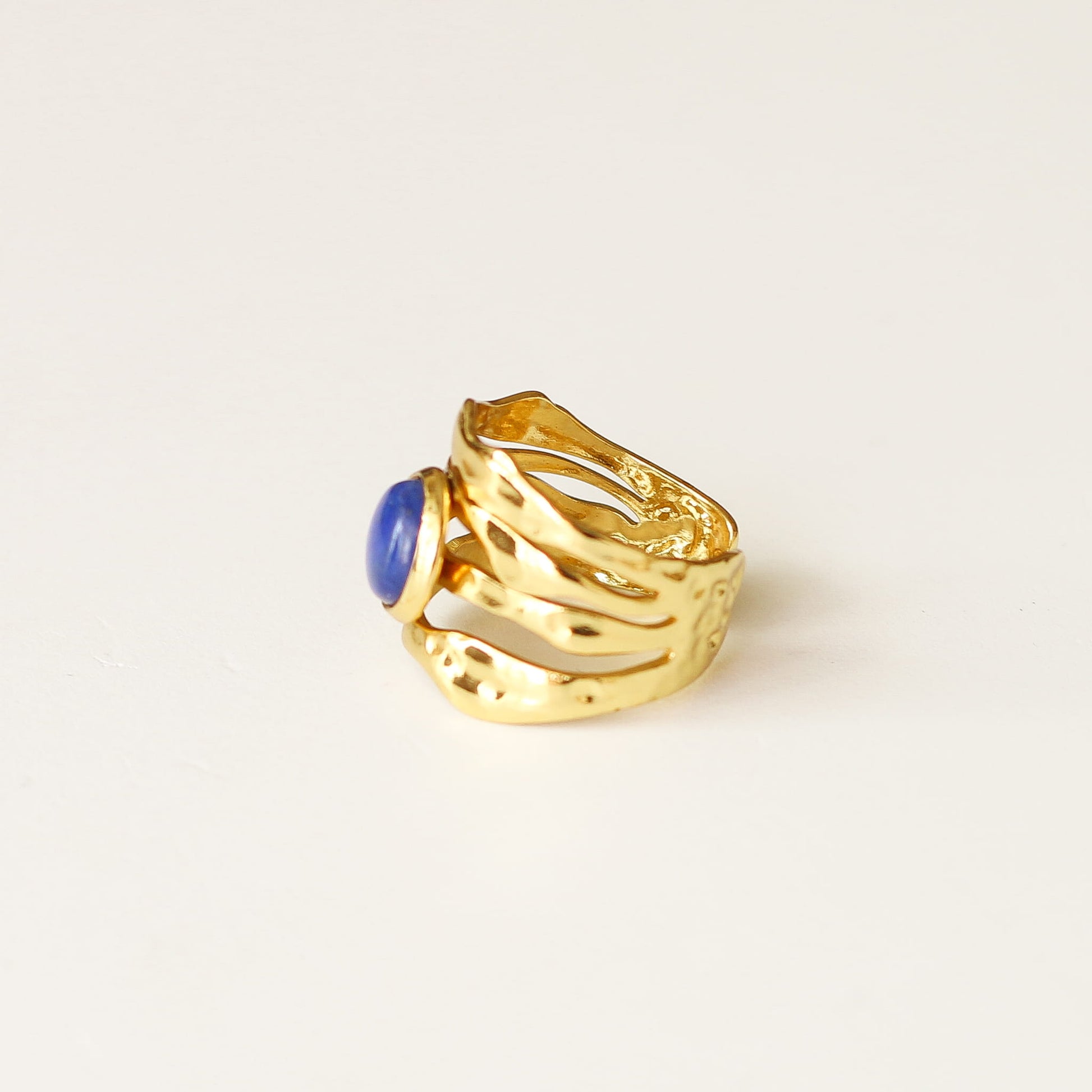Bague vague martelée Lapis Lazuli, détail des pierres, Mahny bijoux pierres naturelles.