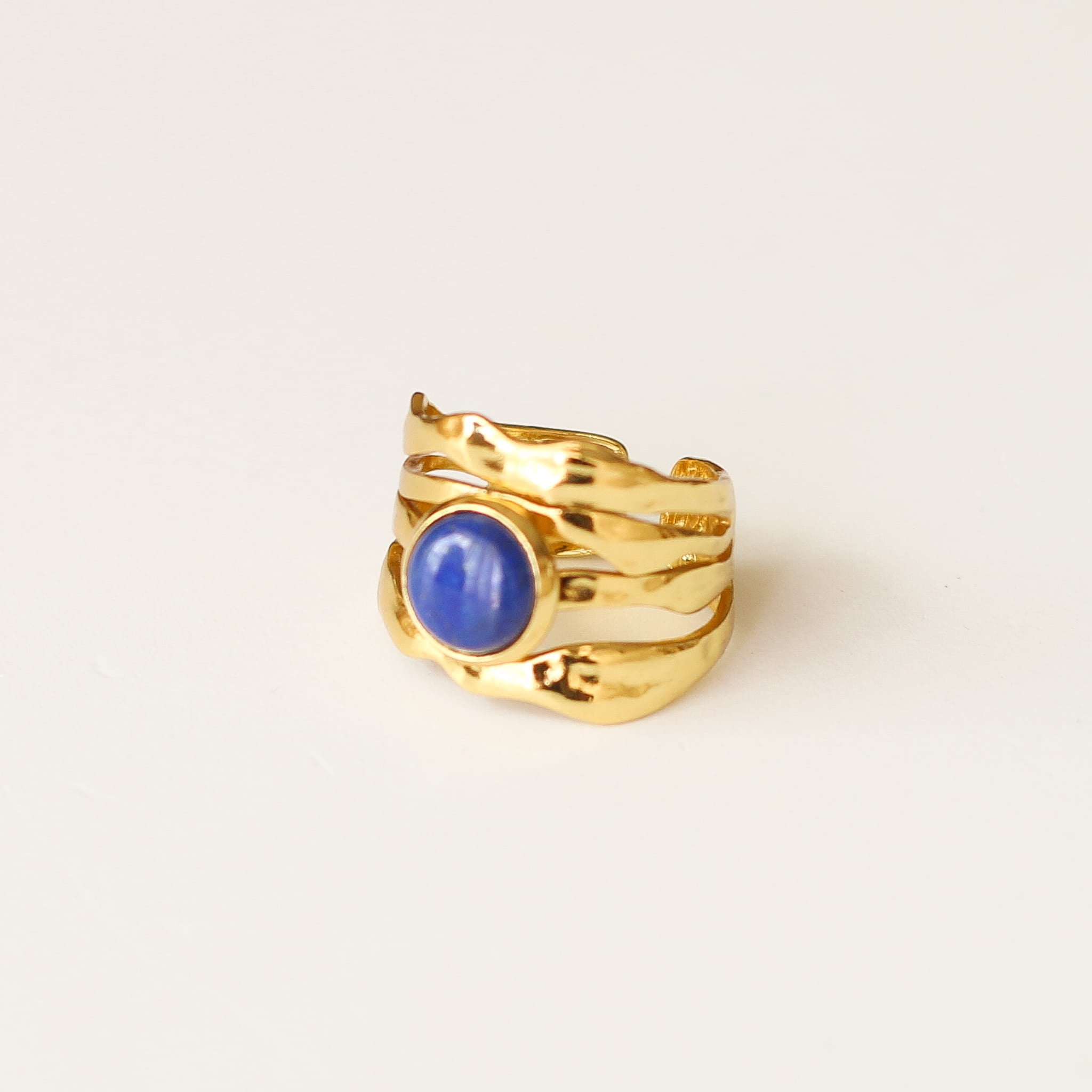 Bague vague martelée Lapis Lazuli, bijou femme pierres naturelles Mahny.
