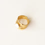 Bague vague martelée Nacre, vue à plat, Mahny bijoux pierres naturelles.