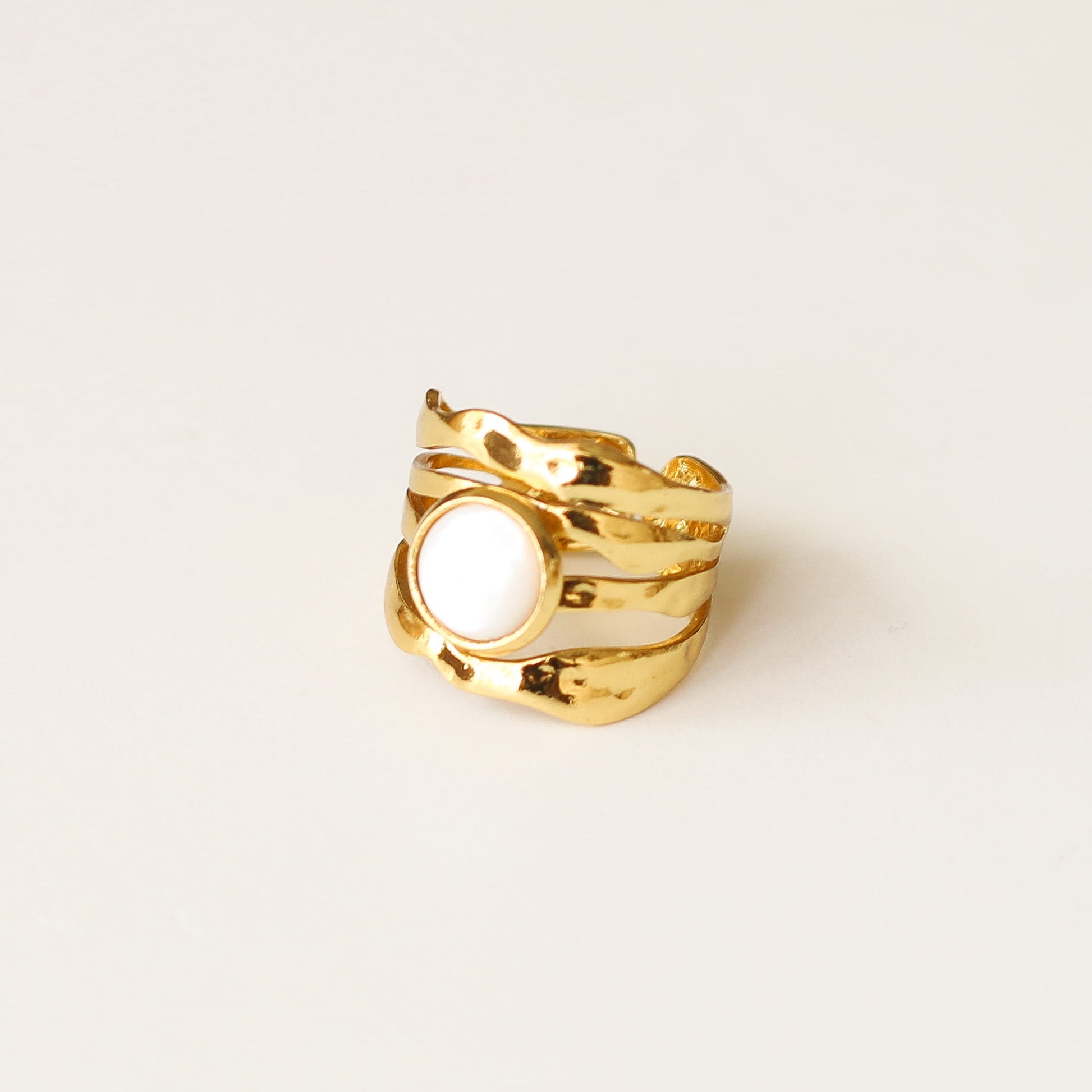 Bague vague martelée Nacre, pierre véritable, signé Mahny.