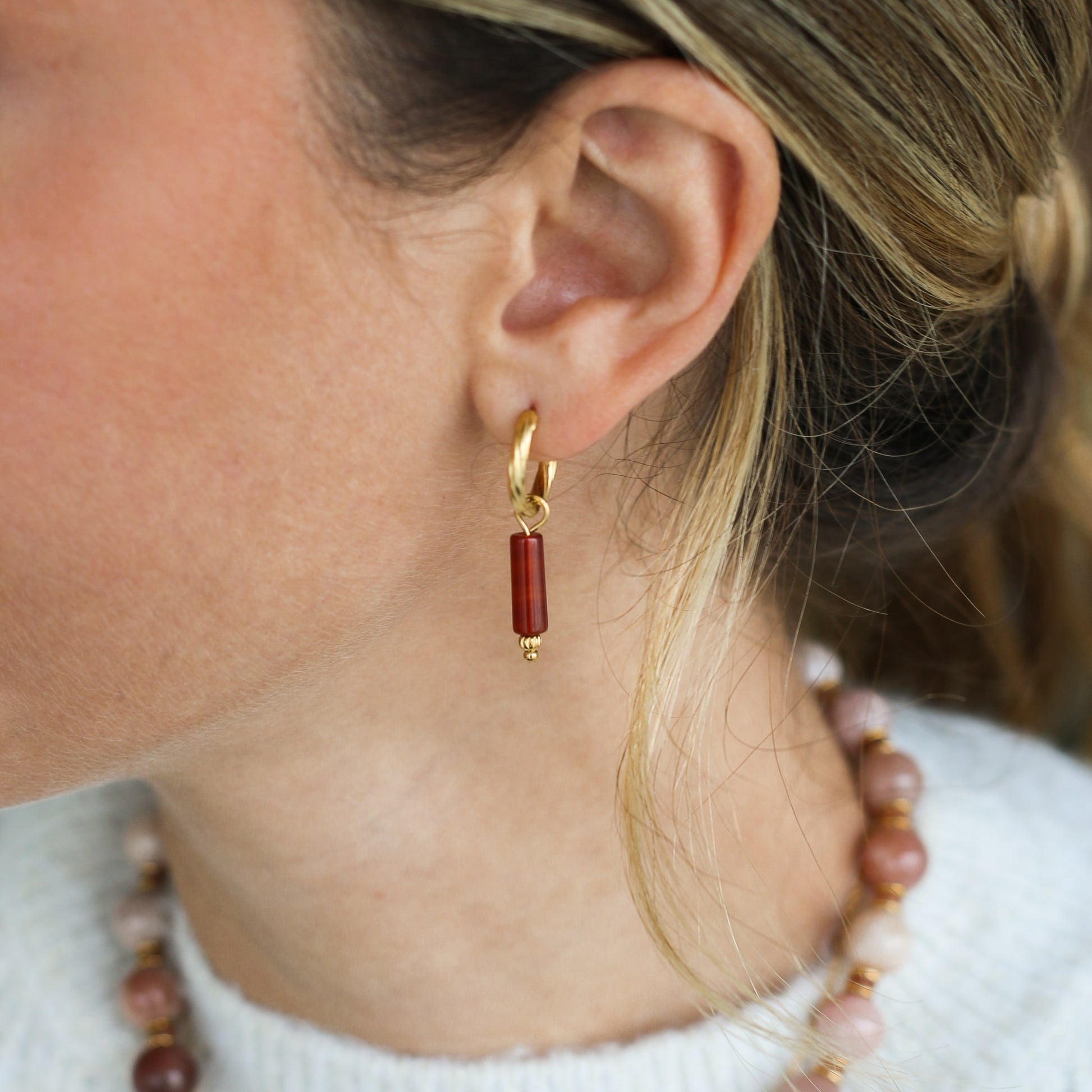 Anneaux en Agate rouge sur créoles dorées en acier inoxydable