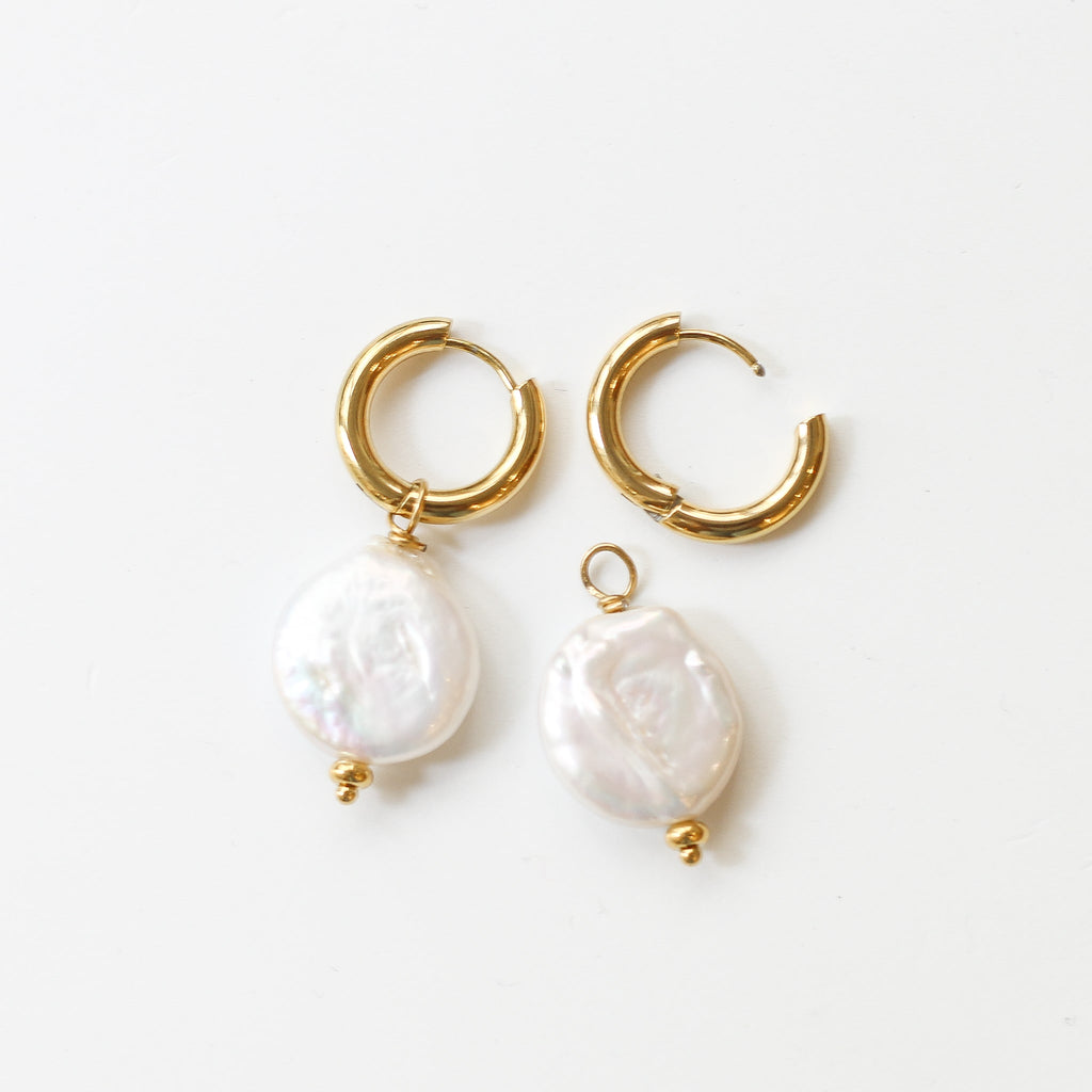 boucle créole anneau perle blanche doré