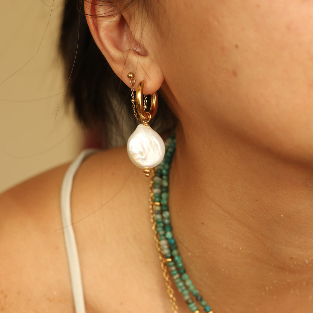 boucle créole anneau perle blanche femme