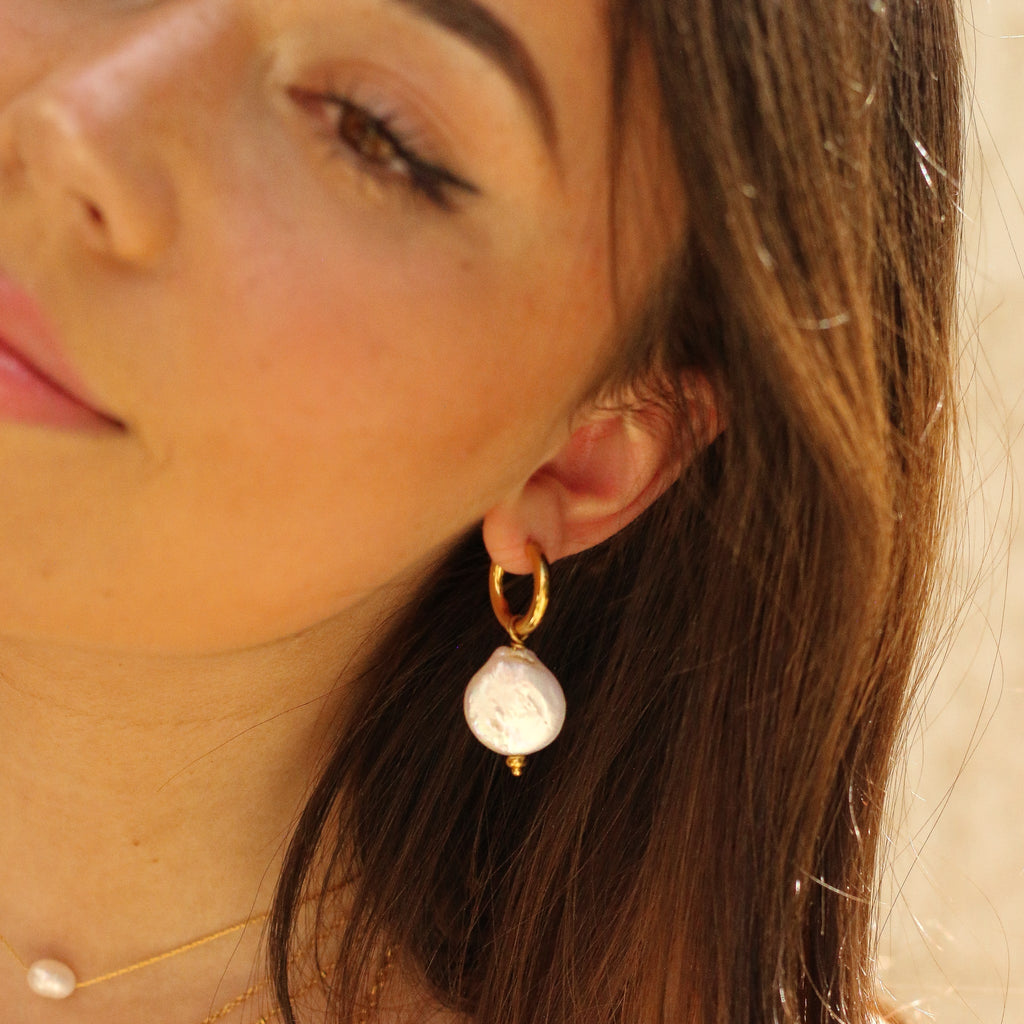 boucle créole anneau perle blanche bijou