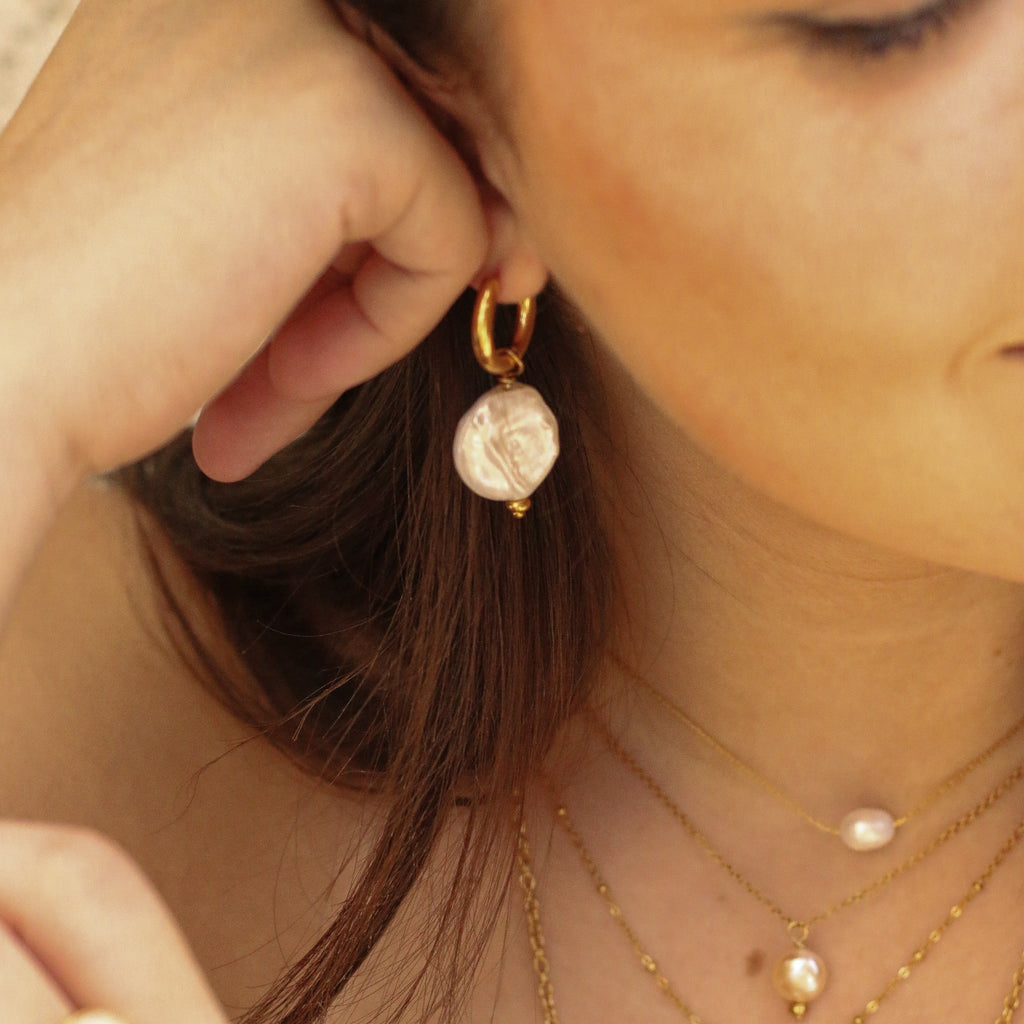 boucle créole anneau perle blanche créatrice