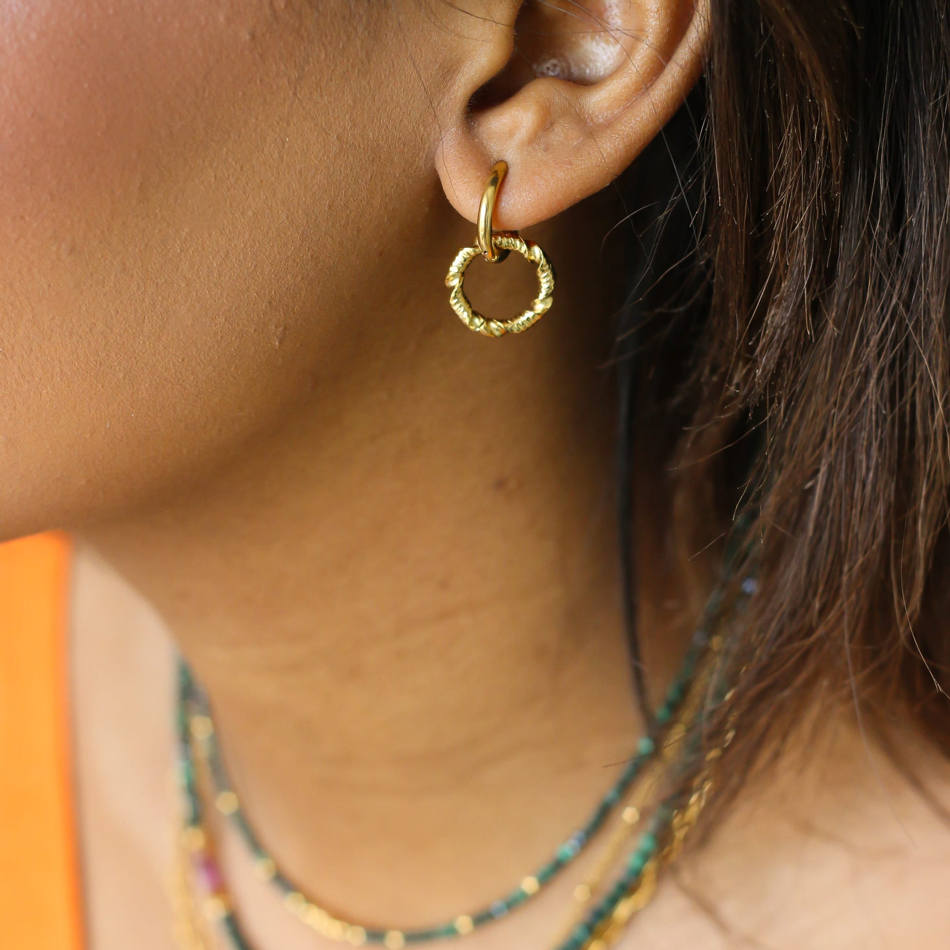 Boucles anneaux double Torsadé, vue à plat, bijou femme pierres naturelles Mahny.
