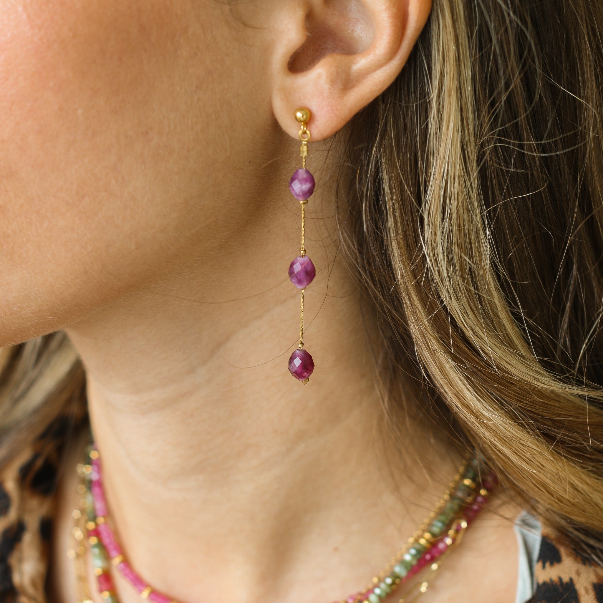 Boucles gouttes Aragonite Framboise sur une chaine dorée