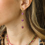 Boucles gouttes Aragonite Framboise sur une chaine dorée