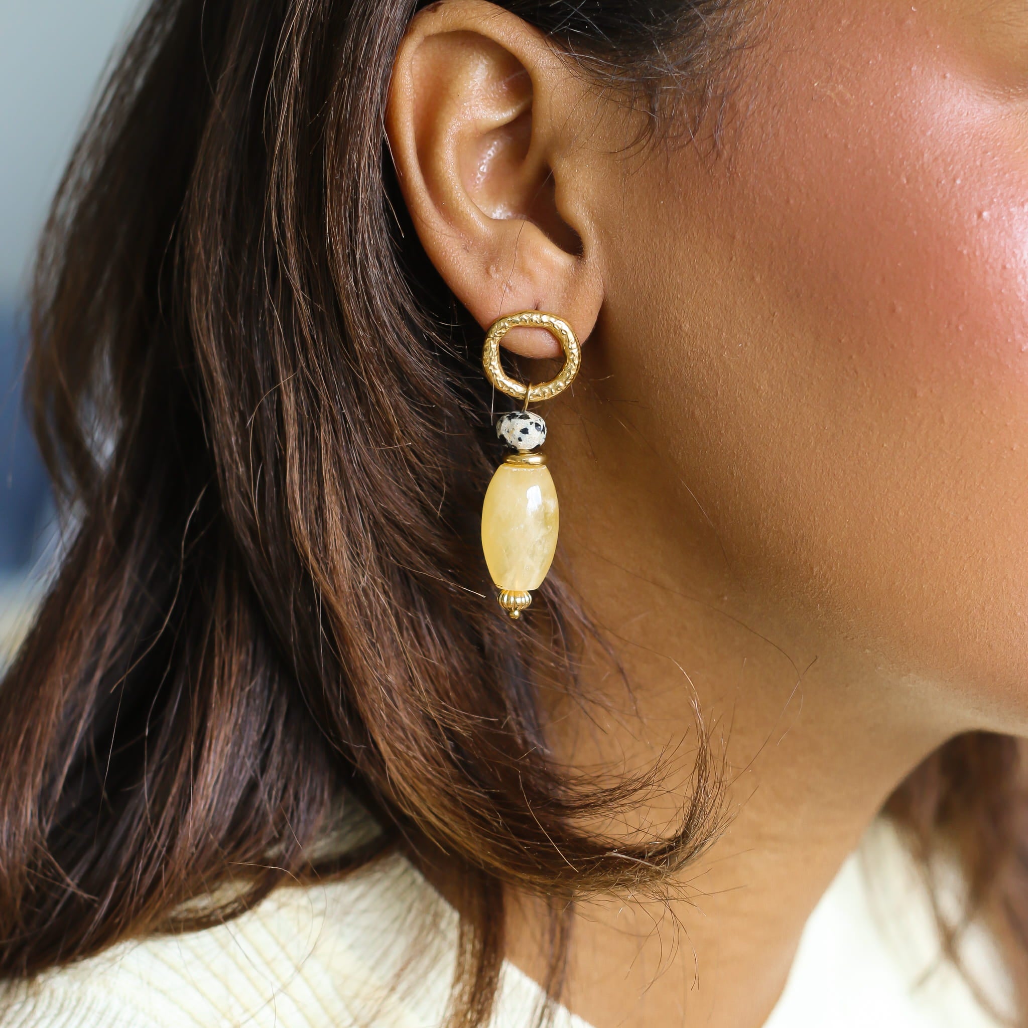 EDITION LIMITEE Boucles Calcite Jaune et Jaspe Dalmatien, vue rapprochée, bijou femme pierres naturelles Mahny.