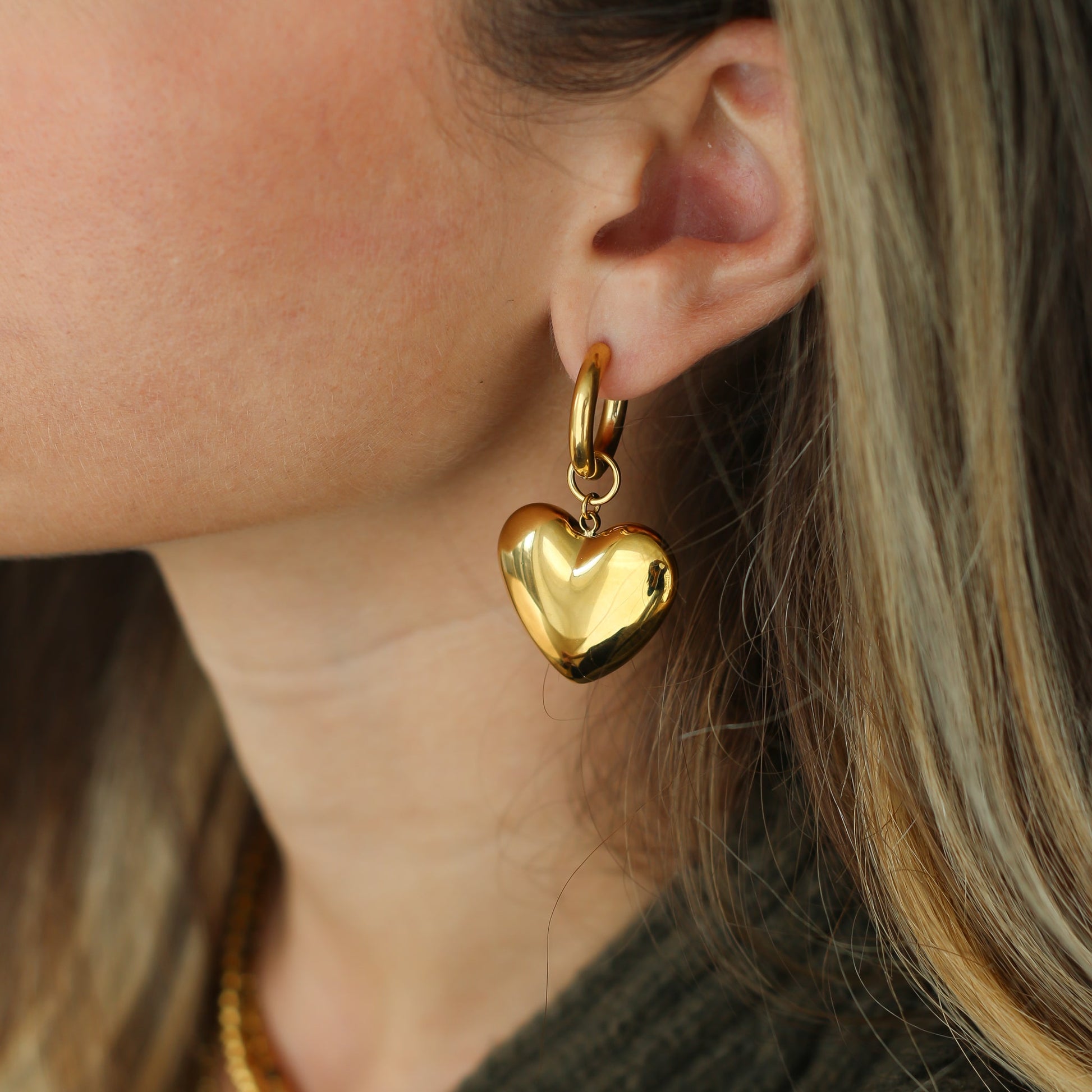 créoles dorées avec gros coeur montées à la main