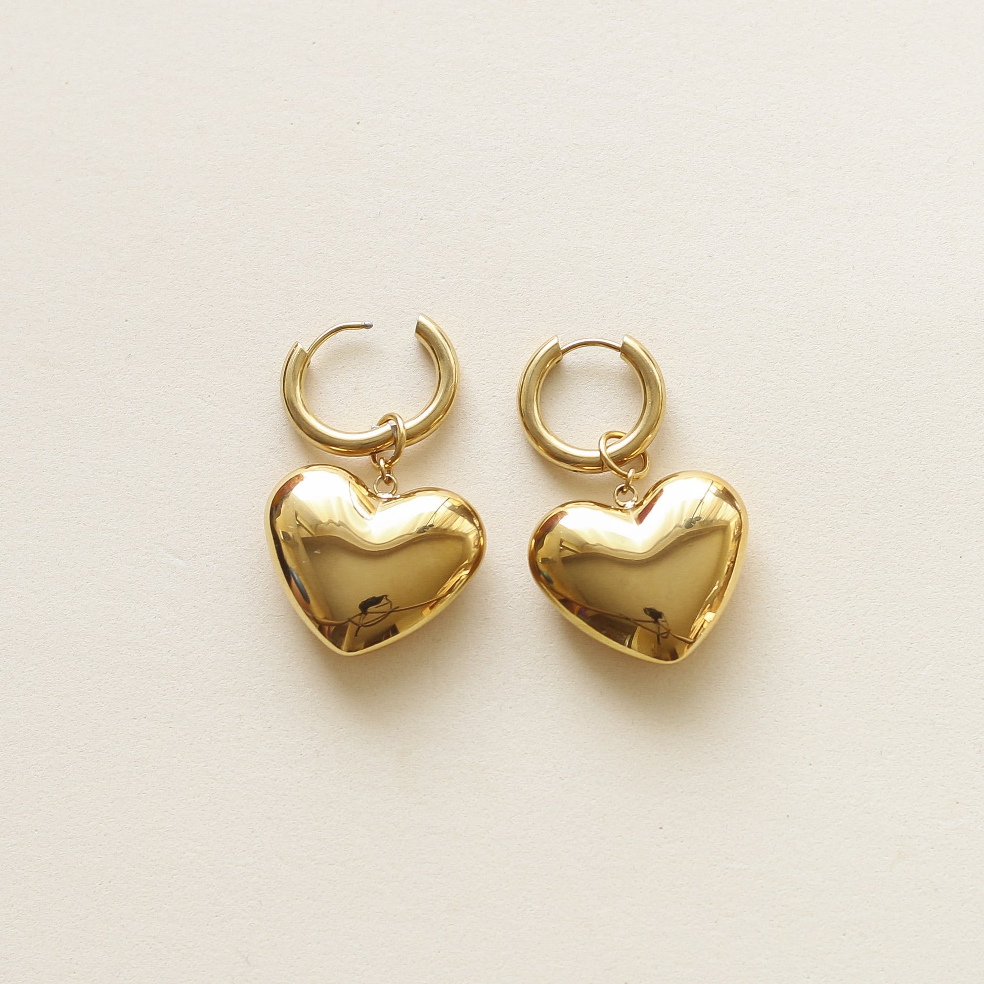 le cadeau d'anniversaire des gros coeurs sur créoles dorées