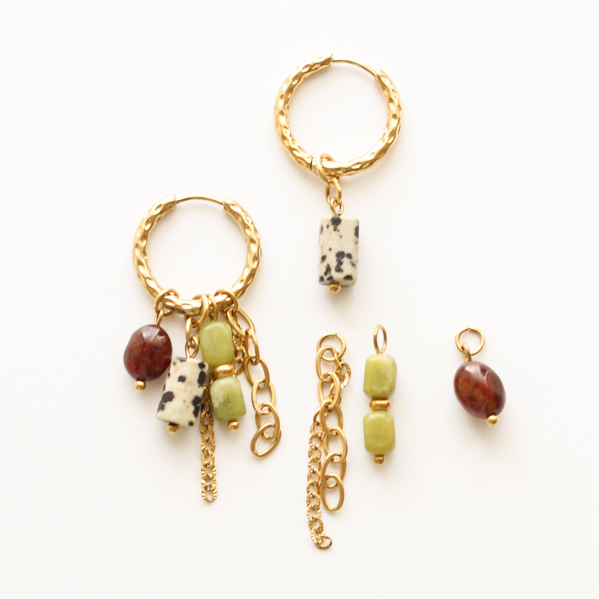 Boucles anneaux Jaspe dalmatien Jadéite, détail du fermoir signé Mahny, bijou femme pierre fine.