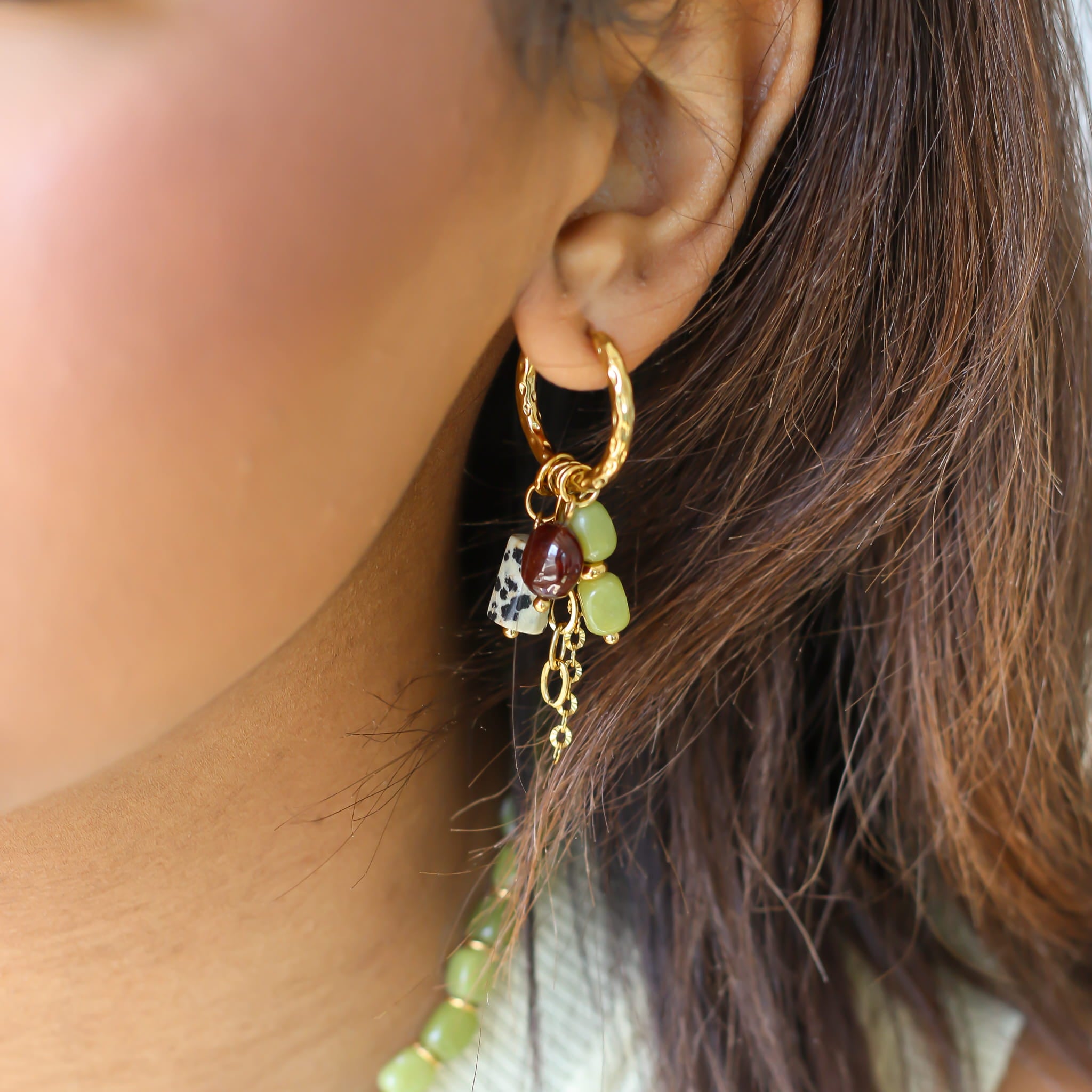 Boucles anneaux Jaspe dalmatien Jadéite, vue rapprochée, Mahny bijoux pierre fine.