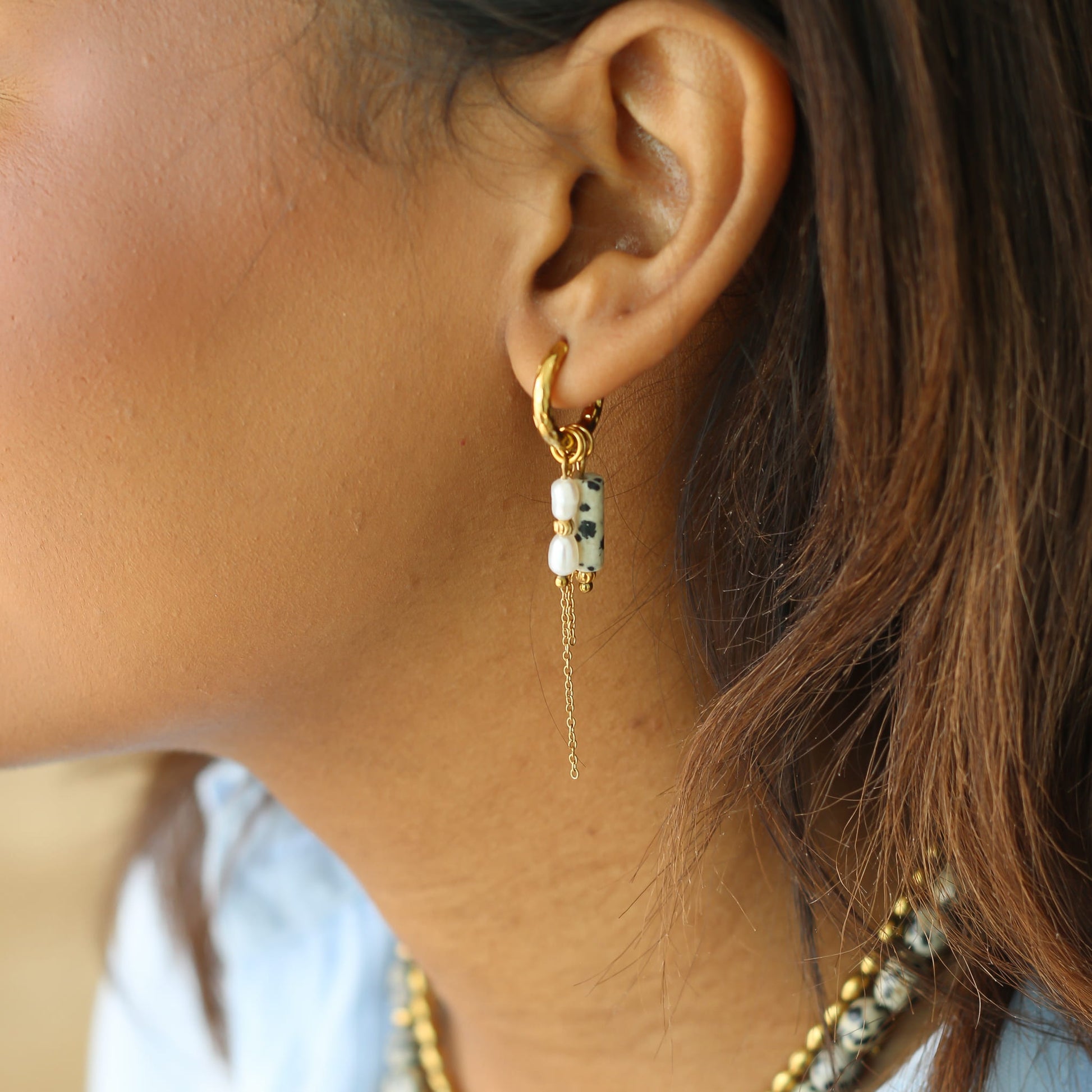 Boucles anneaux Jaspe Dalmatien et Perle d'eau douce, vue de profil, Mahny bijoux pierre fine.