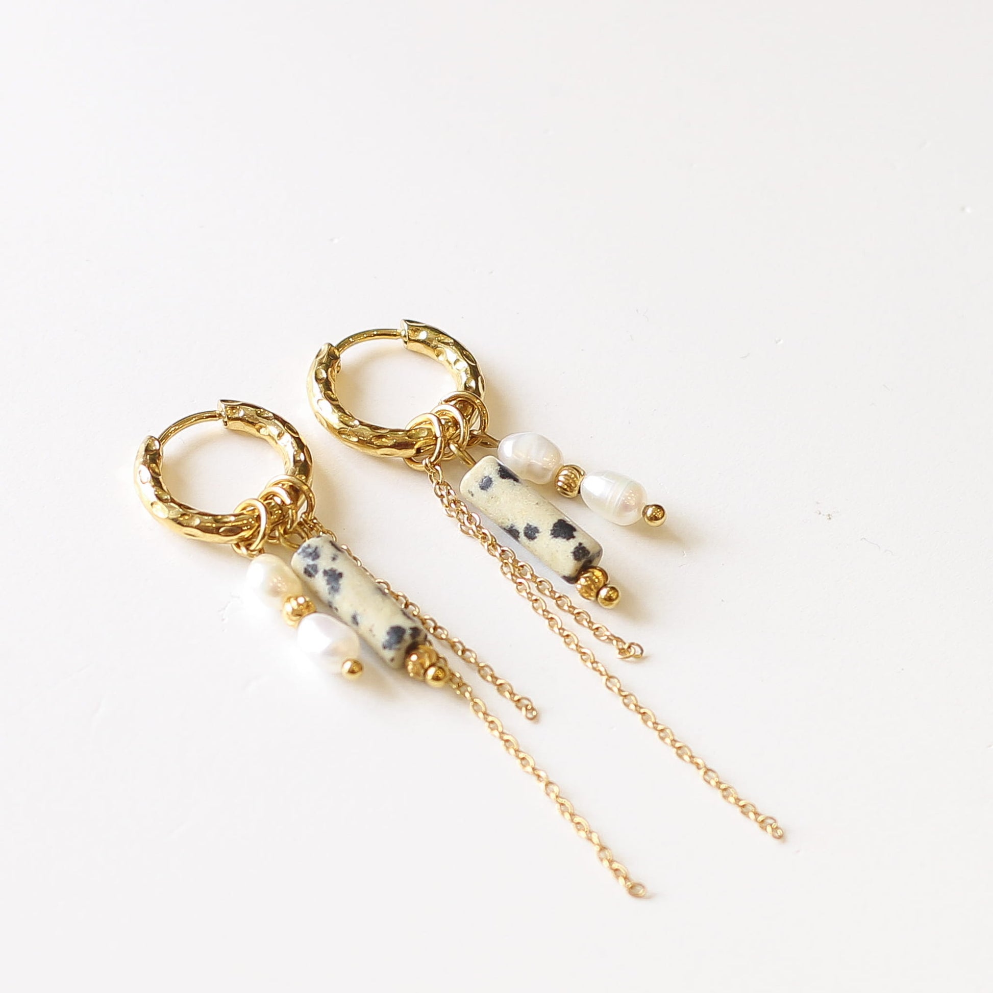 Boucles anneaux Jaspe Dalmatien et Perle d'eau douce, détail des pierres, création Mahny bijoux pierres semi-précieuses.