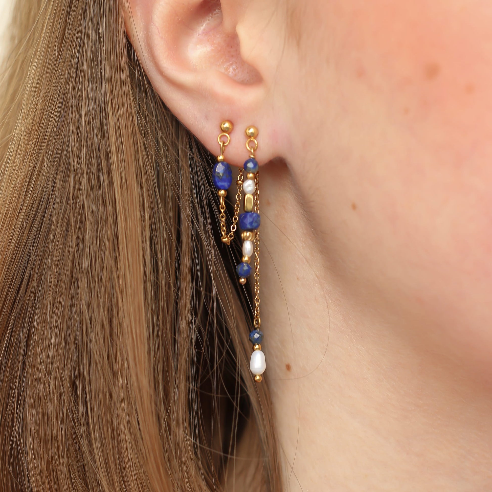 Boucles puce Lapis Lazuli, vue à plat, Mahny bijoux pierre fine.