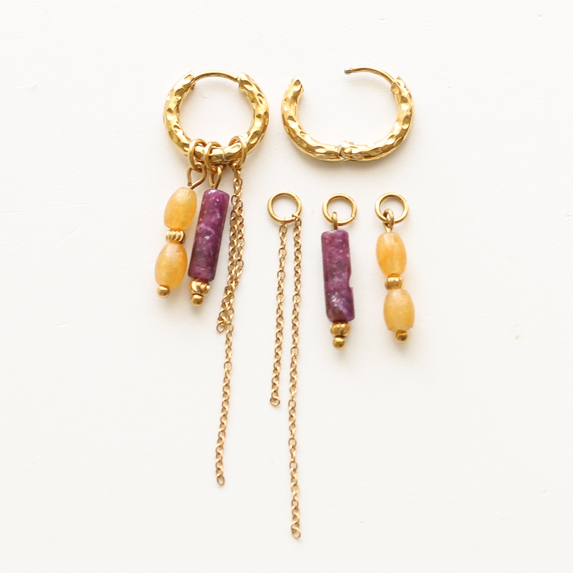 Boucles anneaux Lépidolite et Aventurine jaune, détail du fermoir signé Mahny, pierres semi-précieuses assemblées main.
