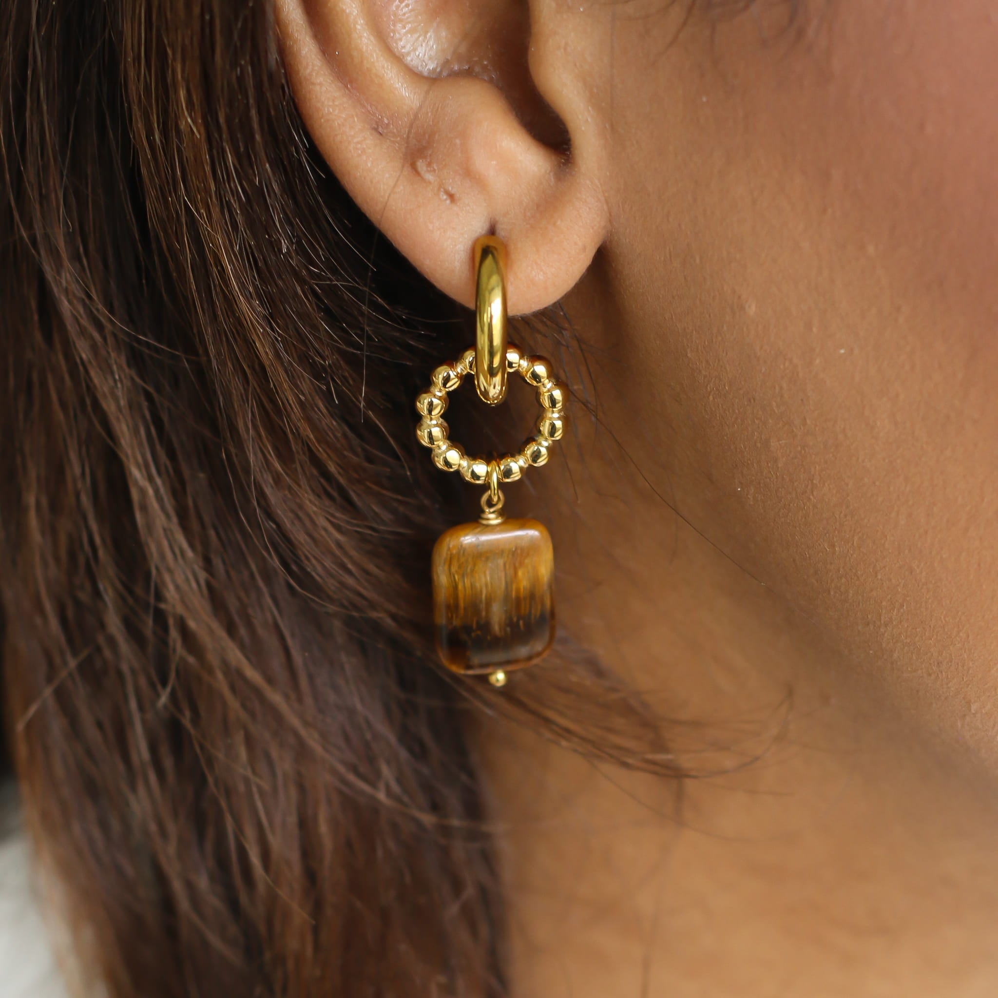 Boucles anneaux Œil de tigre, vue rapprochée, Mahny bijoux pierres naturelles.