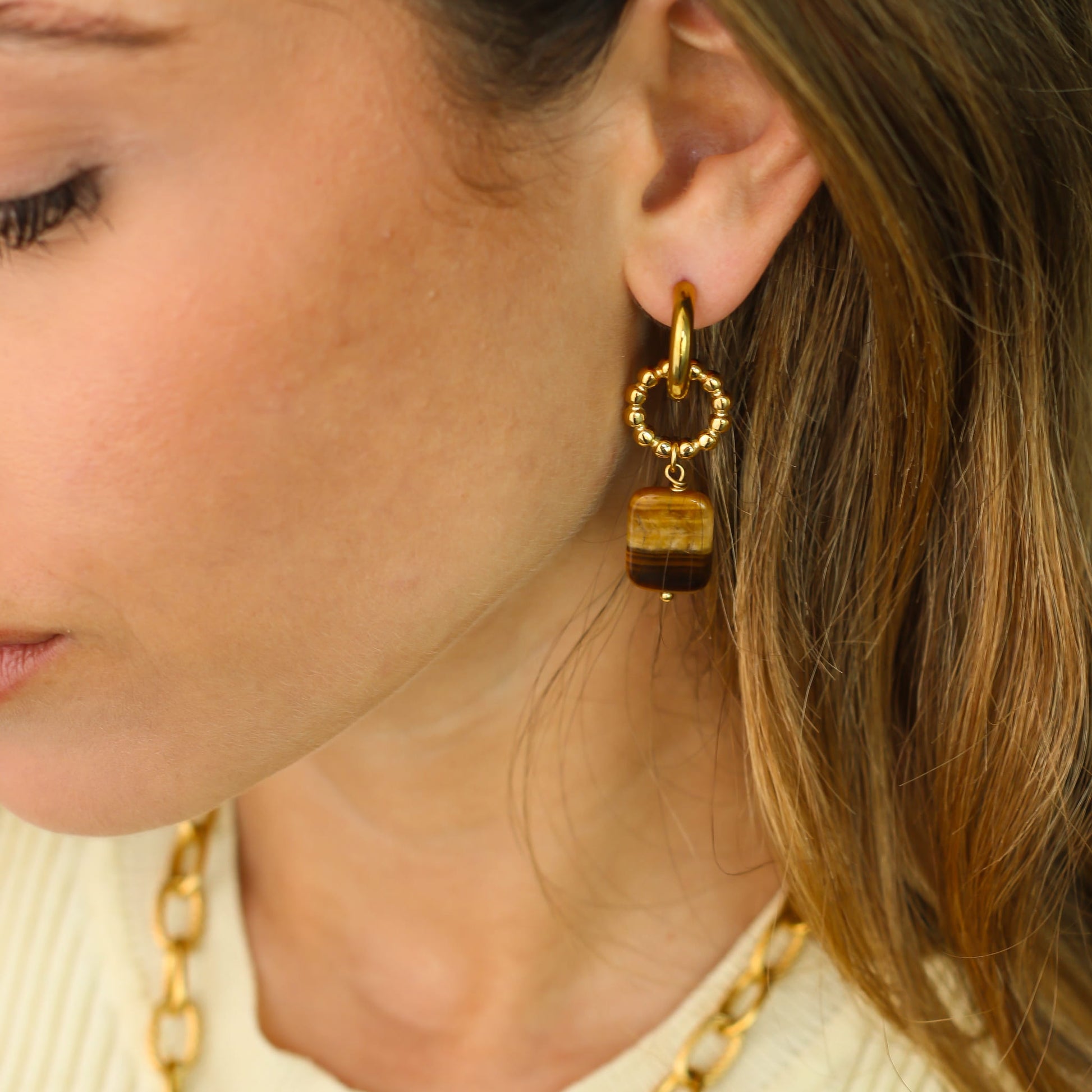 Boucles anneaux Œil de tigre, vue de profil, Mahny bijoux pierre fine.