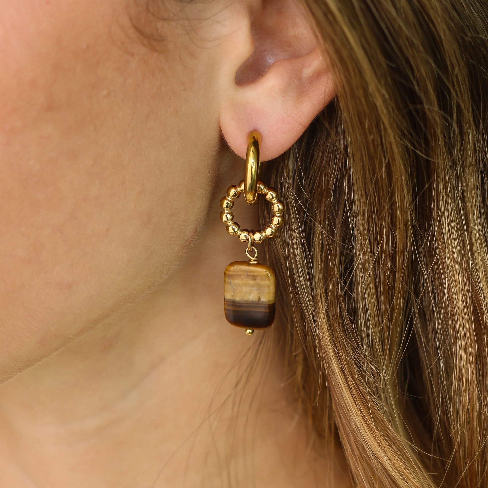 Boucles anneaux Œil de tigre, gros plan sur la pierre, bijou femme pierres naturelles Mahny.