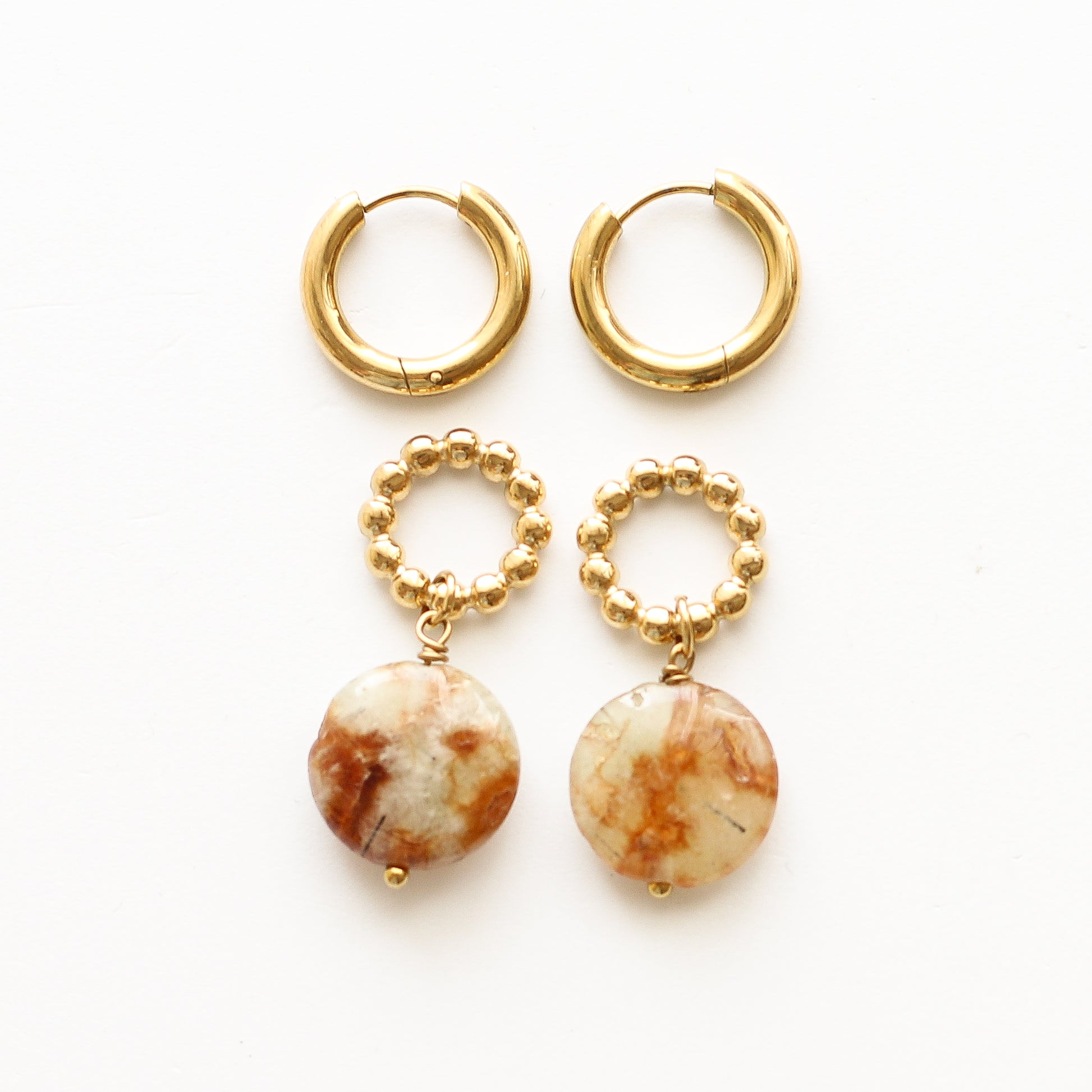 Boucles anneaux Préhnite, vue de profil, création Mahny bijoux pierres semi-précieuses.