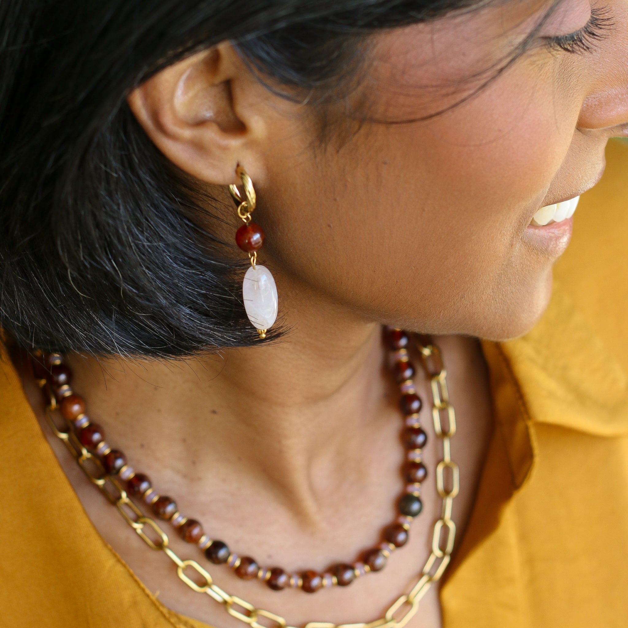 boucles d'oreilles pendantes en pierres naturelles roses et orangées sur créoles dorées