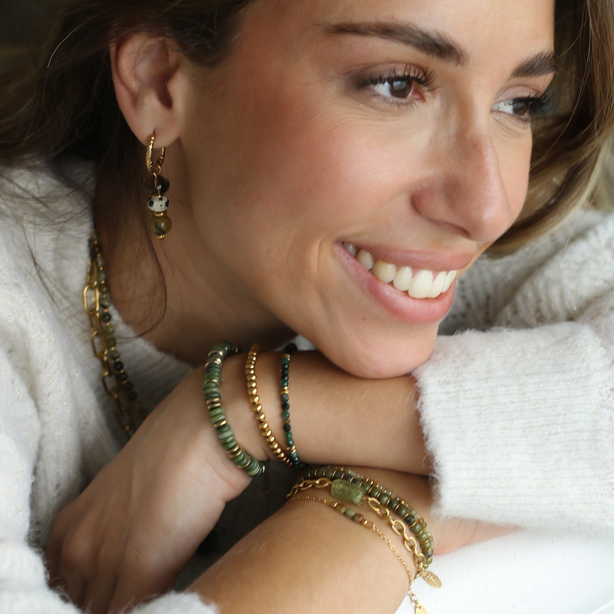 boucles d'oreilles en pierres naturelles sur créoles dorées assemblées à la main