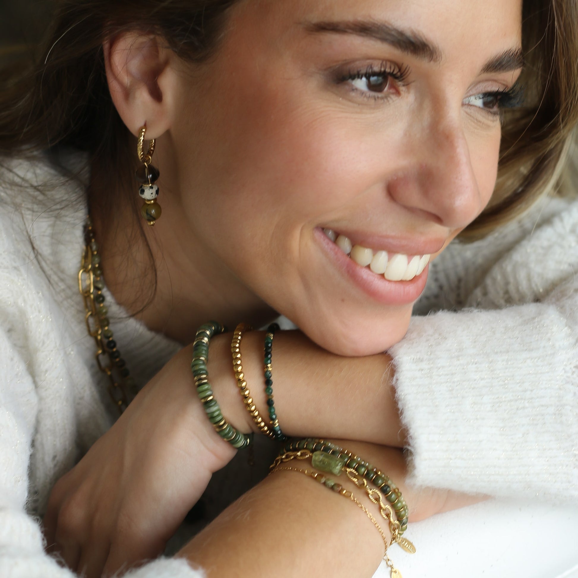 boucles d'oreilles en pierres naturelles sur créoles dorées assemblées à la main