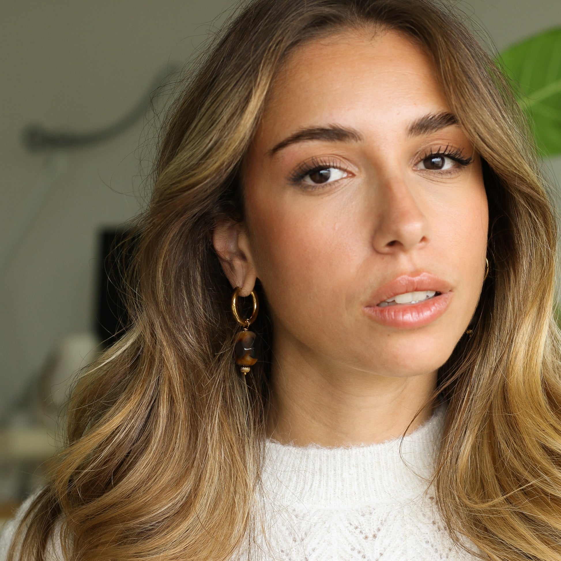 boucles trendy pour le printemps en Agate léopard et créoles dorées