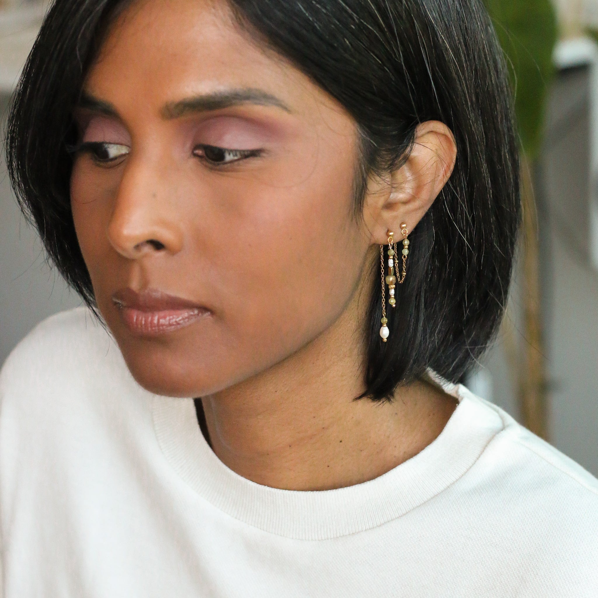 boucles d'oreilles en Grenat vert assemblées à la main à Paris 