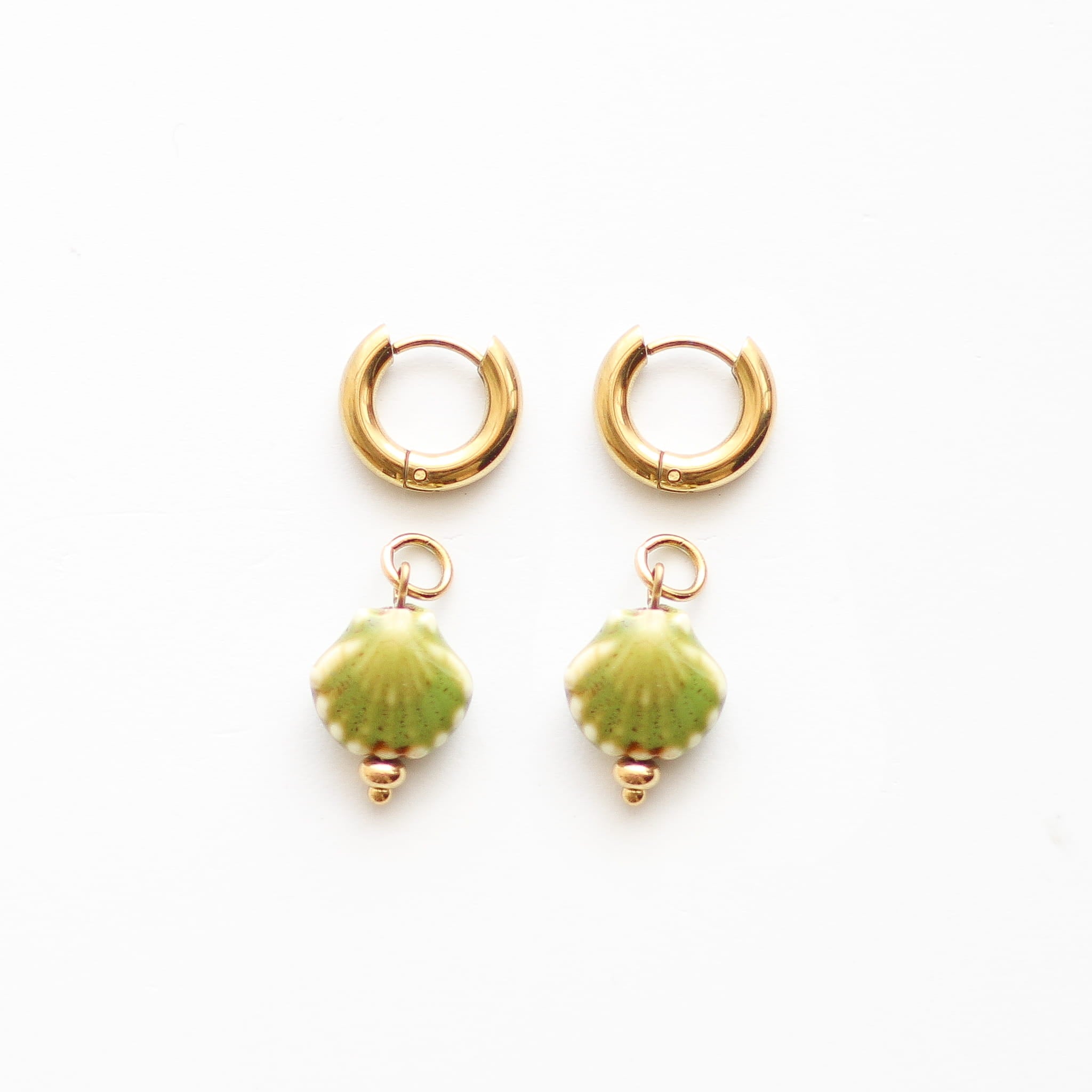 Boucles d'oreilles à pendentif coquillage vert doré, acier inoxydable doré.