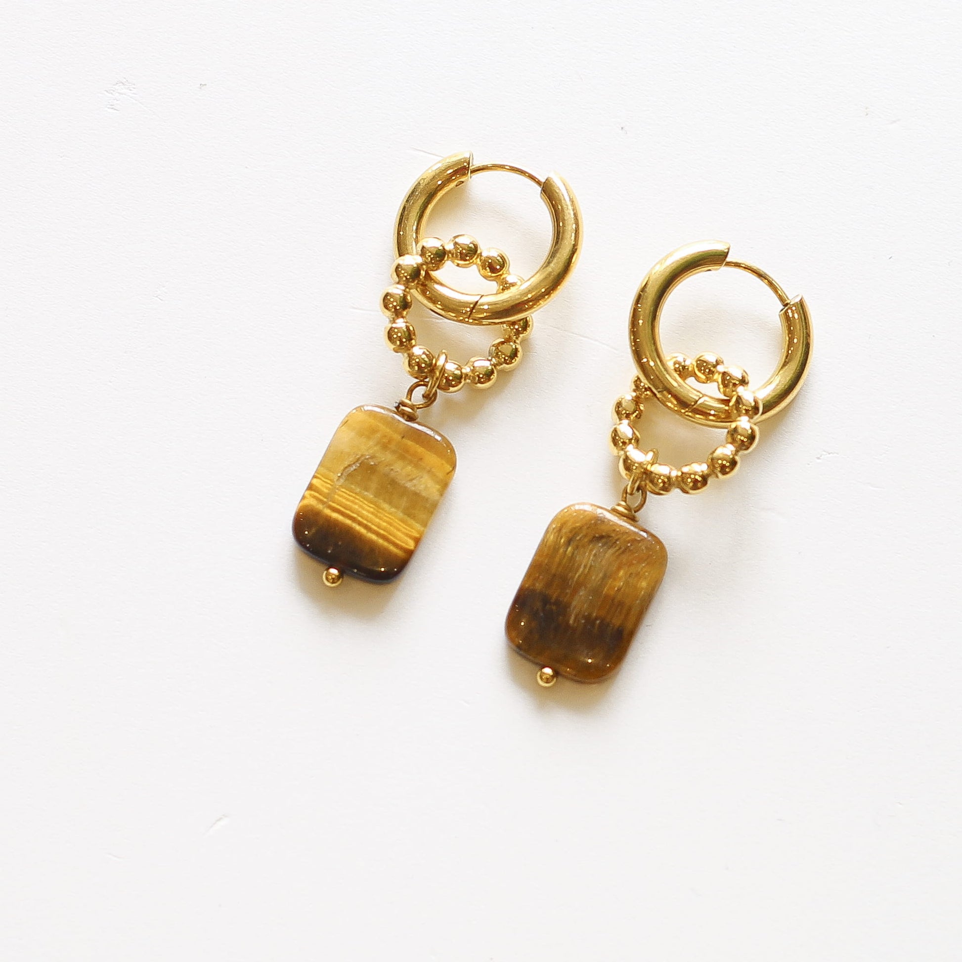 Boucles anneaux Œil de tigre, détail des pierres, création Mahny bijoux pierres semi-précieuses.